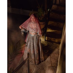 Lehenga Choli de Diseño con Perlas Hechas a Mano para Bodas - Product Image 4