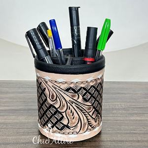 ที่ใส่ปากกาและดินสอหนังแท้ทรงกลม ดีไซน์พรีเมียม ตกแต่งด้วยมือ งานแฮนด์เมดสไตล์ตะวันตก สำหรับจัดระเบียบโต๊ะทำงาน ใช้ได้ทั้งที่ออฟฟิศและที่บ้าน - Product Image 1