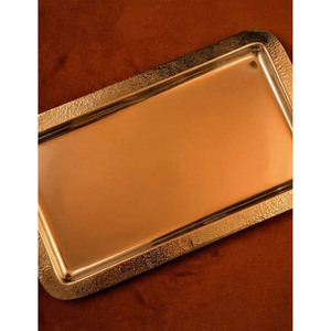 Esta bandeja rectangular de metal para servir presenta un borde texturizado martillado que combina tonos cálidos con un estilo sofisticado para decoración. - Product Image 5
