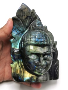 Tête de Bouddha en cristal de labradorite sur feuille - sculpture artisanale du Bouddha serein et méditant - Product Image 4