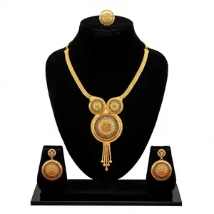 Nouvel ensemble tendance de collier et boucles d'oreilles en laiton plaqué or pour femme, motif lune, pour mariage et soirée, avec chaîne torsadée Singapour - Product Image 1