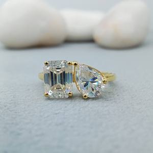 Anillo de Compromiso Solitario Fino para Mujer, Oro Sólido de 14k, Esmeralda VVS Cultivada en Laboratorio de 2ct y Diamante con Corte Pera, con Certificado IGI - Product Image 1