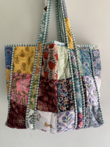 Sac fourre-tout matelassé en coton imprimé au bloc et patchwork : Grand sac à main indien en gros - Product Image 3