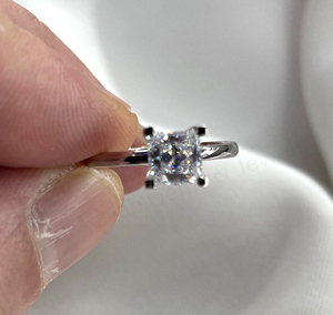 Anillo de compromiso de plata 925 con baño de rodio, circonita cúbica de corte princesa cuadrado de 6 mm con engaste de garras, para diseño clásico, joyería fina. - Product Image 3