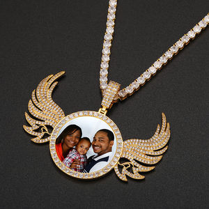 Collar con Colgante Personalizado de Alas de Ángel con Foto, Estilo Hip Hop, Chapado en Oro Rosa con Moissanita - Product Image 3