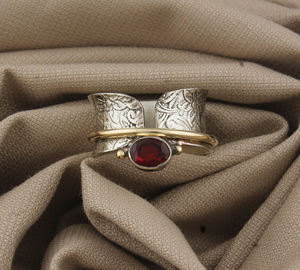 แหวนเงินแท้ 925 ประดับพลอยโกเมนสีแดงธรรมชาติทรงเบเซล  แหวนสำหรับผู้หญิง ของขวัญวันเกิด/วันครบรอบ  ประจำเดือนมกราคม - Product Image 1