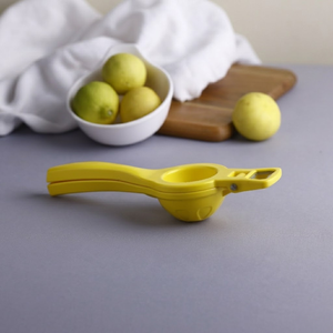 Exprimidor manual de plástico para limones con abridor de botellas incorporado, exprimidor de cítricos de doble propósito, prensa de limas, utensilio de cocina - Product Image 5