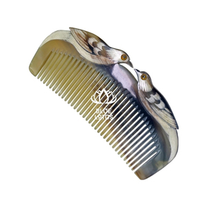 EN TENDENCIA: Peine de cuerno para preparación en el backstage de desfiles de moda de élite y exhibiciones de artículos tradicionales hermosos y tallados a mano - Product Image 1