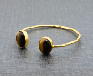 Brazalete chapado en oro de 18k martillado con ojo de tigre |   Brazalete de Joyería con Piedras Preciosas Naturales Únicas - Product Image 1