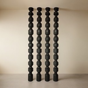 Juego de 4 Postes de Madera Negra con Cuentas, Barandilla de Escalera Tradicional India Hecha a Mano con Madera Dura y Tema Natural - Product Image 1