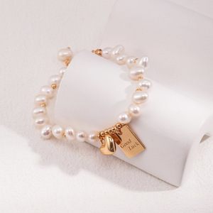 Bracelet élégant vintage en perles, avec breloque cœur porte-bonheur et perles intercalaires dorées - Cadeau pour femme pour la mode et la chance - Product Image 3