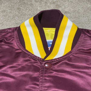 Chaqueta bomber satinada vintage de los años 90, color granate/dorado, fabricada en EE. UU., para hombre. - Product Image 4