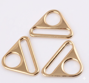 Hebilla Triangular Metálica de 39 mm, Libre de Níquel y Plomo, con Herraje Giratorio para Bolsos - Product Image 2