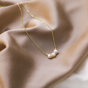 Collier pour femme Three Pearl Road en or 18 carats plaqué or véritable avec perle, chaîne claviculaire avec pendentif sourire - Product Image 1