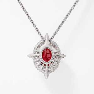 Collier pendentif en or blanc 14 carats avec rubis ovale de 0,90 ct et halo de diamants cultivés en laboratoire, certifié IGI, pour un luxe au quotidien - Product Image 2