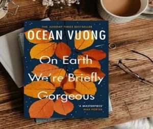ปกหนังสือ "On Earth We're Briefly Gorgeous" โดยโอเชียน วูยอง หนังสือปกอ่อนขายดีสำหรับผู้ใหญ่ - Product Image 1