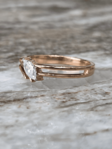 Anillo de compromiso solitario con diamante cultivado en laboratorio Marquise, certificado IGI, 0.20 ct, oro rosa, diseño minimalista abierto con engaste de púas - Product Image 2