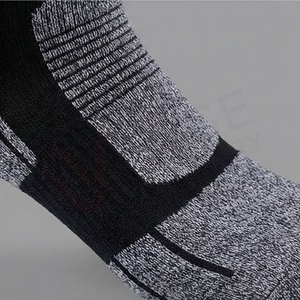 Chaussettes de sport pour hommes, couleur unie, tricotées en coton, polyester et élasthanne, absorbant la transpiration, style classique, pour l'été - Product Image 5