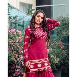 Ensemble de costume en crêpe satiné bordeaux taille XS pour femmes - Product Image 3