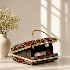 Pochette de soirée noire à broderie florale géométrique avec rabat, haute qualité, faite à la main, de créateur IRYA LIFESTYLE, avec chaîne - Product Image 3