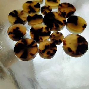 Proveedor Personalizado de Botones de Cuerno de Búfalo de Color Natural de 16mm-29mm para Prendas de Vestir, Precio al por Mayor, Hecho en India - Product Image 1