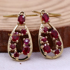 Boucles d'oreilles pendantes en or jaune massif 14 carats avec rubis naturels et pierres multiples, en forme de goutte ouverte, collection Memoria Jewels, bijoux fins, vente en gros - Product Image 4