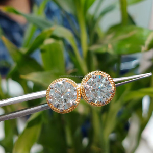 Pendientes de diamantes de talla brillante redonda en oro amarillo, un diseño con brillo radiante y elegancia atemporal para el lujo diario. - Product Image 1