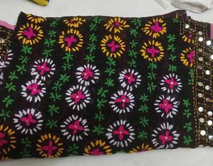 Vente en gros de vêtements de plage ethniques indiens brodés, dupattas Phulkari, dupattas en georgette brodés à la main et colorés pour femmes - Product Image 4