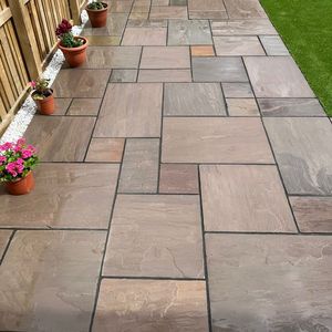 Dalles de pavage en grès indien brun automnal moderne à fente longitudinale |   Pierre naturelle pour terrasse et aménagement paysager - Product Image 3