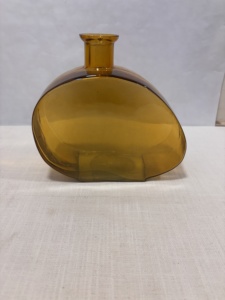 ROSHAN HANDICRAFTS Florero de Vidrio Ámbar Moderno de Perfil Bajo con Silueta Inspirada en Guijarros, Cuello Corto y Central para Exhibición en Mesa - Product Image 1