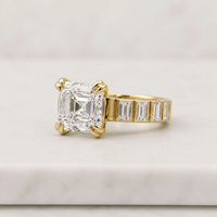 Bague en or jaune pour femme avec diamant taille Asscher et pierres latérales, style de fiançailles de luxe