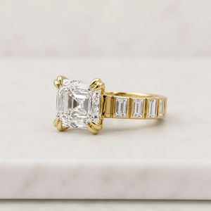 Bague en or jaune pour femme avec diamant taille Asscher et pierres latérales, style de fiançailles de luxe - Product Image 4