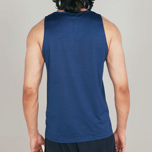 เสื้อกล้ามออกกำลังกายผู้ชาย ดีไซน์เรียบง่าย น้ำหนักเบา ทรงเข้ารูป 140 กรัม ระบายอากาศได้ดี แห้งเร็ว ผลิตจากโพลีเอสเตอร์ 100% - Product Image 2
