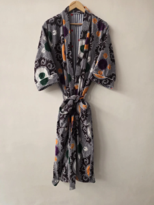Robe kimono en velours Suzani à col en V brodée à la main, motif floral, luxueuse, écologique, respirante, gris, long manteau d'hiver, style bohème - Product Image 3