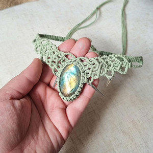 Collier ras du cou en macramé labradorite plaqué or avec perle d'eau douce, fil vert, gemme ovale, bijou bohème fait main pour femme - Product Image 4