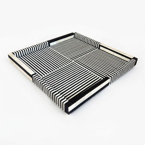 Atractiva Bandeja Decorativa Cuadrada con Incrustaciones de Hueso en Blanco y Negro, Bandeja de Servicio con Patrón Geométrico de Ilusión Óptica, Vajilla - Product Image 1