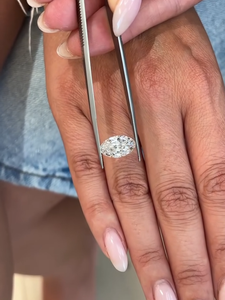 Bague de fiançailles solitaire ovale en diamant de laboratoire de 4 carats, certifiée IGI, taille East-West - Product Image 6