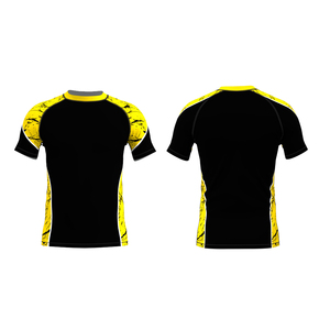 เสื้อรัชการ์ดแขนสั้นสีดำสำหรับผู้ชาย พร้อมลายสีเหลืองที่ไหล่และด้านข้าง เสื้อโพลีเอสเตอร์แห้งเร็ว - Product Image 3