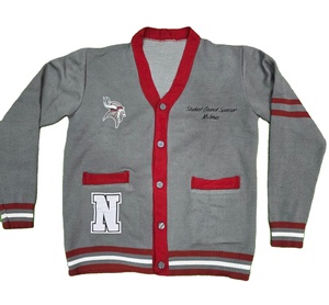 เสื้อสเวตเตอร์ไหมพรมผู้ชายแบบใหม่ คอทรงกลม ทรงเข้ารูป แขนยาว ปักโลโก้ด้านหน้า ป้องกันขนร่วง หนา 100% อะคริลิก ระบายอากาศได้ดี - Product Image 1