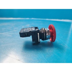Bloc de contact à bouton-poussoir Eaton E22B1, utilisé comme pièce détachée pour équipement semi-conducteur d'époque - Product Image 5