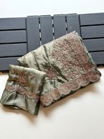 Reglance Élégant pour Saree en Soie Satinée Broderie Multicolore Travaux de Fil Intricats Anti-Plis Séchage Rapide Design Traditionnel