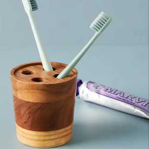 Porte-brosse à dents en bois bicolore avec organisateur multi-emplacements pour brosses à dents en bambou, dentifrice et accessoires de salle de bain - Product Image 1