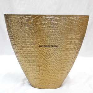 Vase décoratif en aluminium de forme unique avec texture gaufrée crocodile pour la décoration de maisons, hôtels, centres commerciaux et complexes hôteliers - Product Image 2