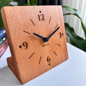 FABULOUS IMPEX WTC-012 Horloge de bureau carrée en bois, design minimaliste, mouvement à quartz silencieux, affichage à aiguilles, écologique - Product Image 1
