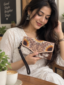 Nouvelle pochette en cuir artisanal de créateur avec motif tournesol, en peau de bœuf à poils, style bohème, avec bandoulière pour usage quotidien - Product Image 3