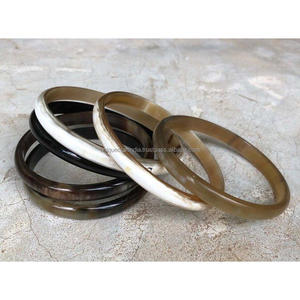 Ensemble de bracelets en corne RingRoot à coupe plate Fusion artisanale de style animal contemporain dans des conceptions minces et larges Bracelets à bord plat - Product Image 2