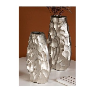 Florero Metálico de Diseño Admirable en Acabado Plateado, la Mejor Forma para Decorar el Hogar, Bodas y Fiestas, Floreros Metálicos - Product Image 2