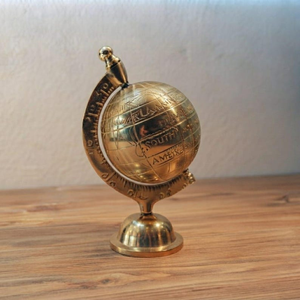 Globe terrestre en laiton de style antique, décoration de bureau, accent nautique - Product Image 1