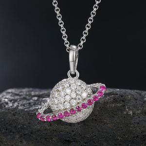 Colgante de planeta con incrustaciones de circonita, chapado en oro y plata, joyería moderna para regalo unisex. - Product Image 3