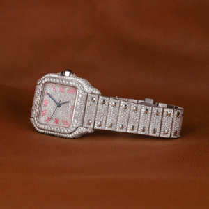 Montre de luxe en quartz entièrement sertie de diamants Moissanite, boîtier en acier inoxydable 41 mm, résistance à l'eau 10 bars, chiffres romains classiques roses - Product Image 2
